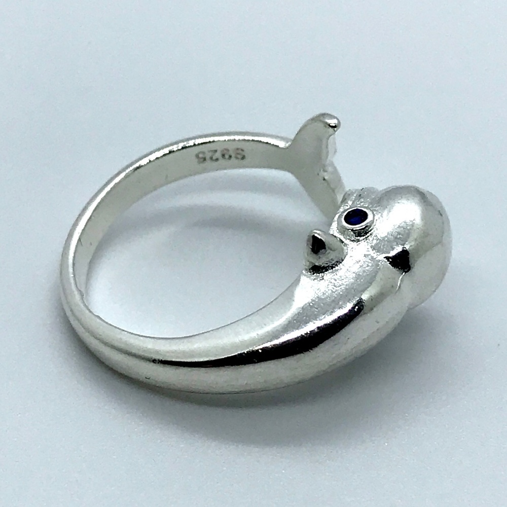 Darling Silver Beluga Ring w/ Gift Box & Tag - Picture 2 of 5